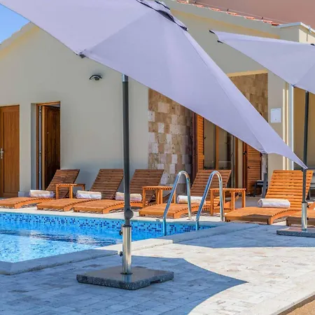 Half Moon * Τρογκίρ