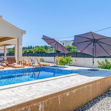 Vila Half Moon